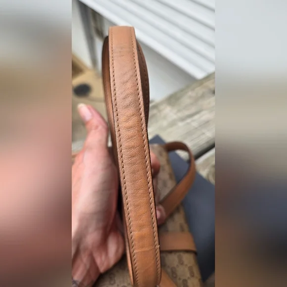 EUC Vintage Gucci Crossbody - Picture 7 of 11